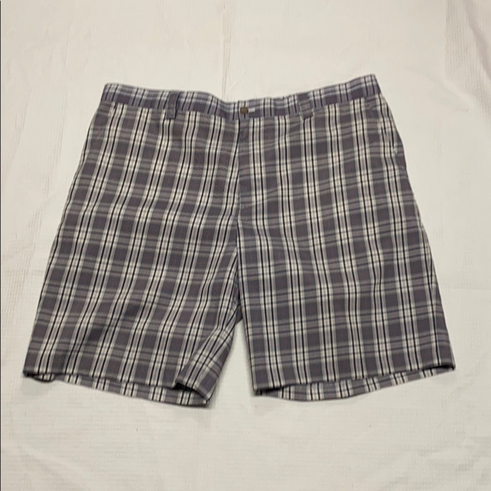 Izod Shorts Size 40